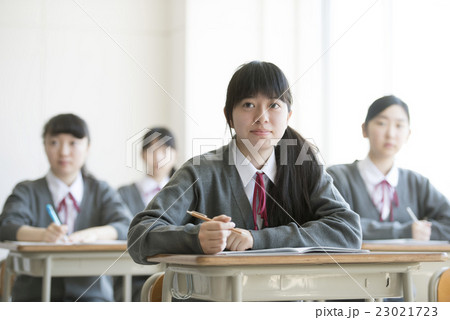教室で授業を受ける女子学生 23021723