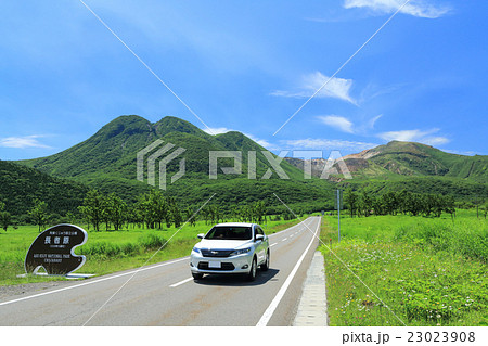 大分県　くじゅう連山とやまなみハイウェイのドライブイメージ（白のＲＶ車 前） 23023908