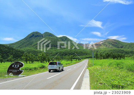 大分県　くじゅう連山とやまなみハイウェイのドライブイメージ（白のＲＶ車 後ろ） 23023909