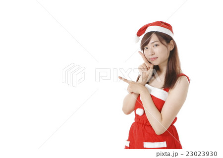 サンタ姿の若い女性 23023930