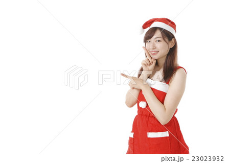 サンタ姿の若い女性 サンタ姿の若い女性 23023932