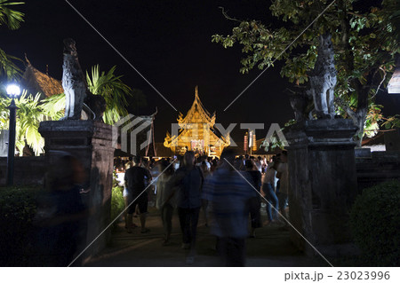 People pay respect to buddha relic in temple 23023996