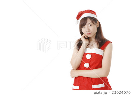 サンタ姿の若い女性 サンタ姿の若い女性 23024070