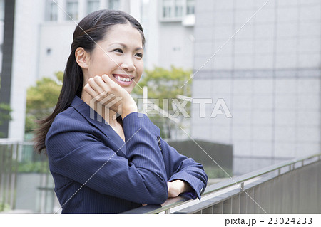屋外のスーツの女性 ビジネスイメージ 屋外のスーツの女性 ビジネスイメージ 23024233
