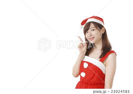 サンタ姿の若い女性 サンタ姿の若い女性 23024583
