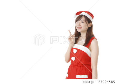 サンタ姿の若い女性 23024585