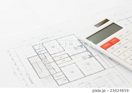 住宅図面と電卓の写真素材