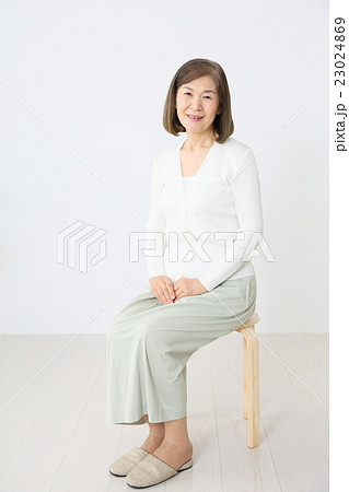 椅子に座る シニア 女性の写真素材