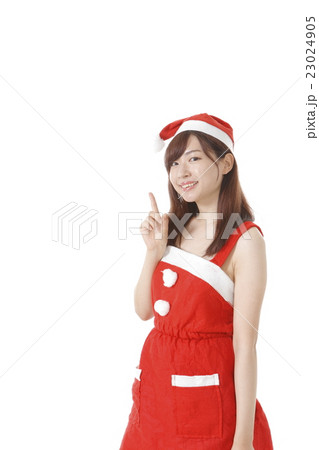 サンタ姿の若い女性 23024905