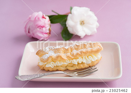 Eclairs with buttercream filling Eclairs with buttercream filling 23025462