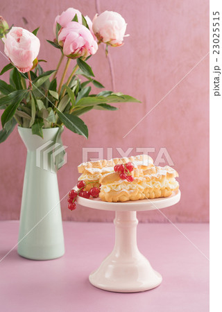 Eclairs with buttercream filling 23025515