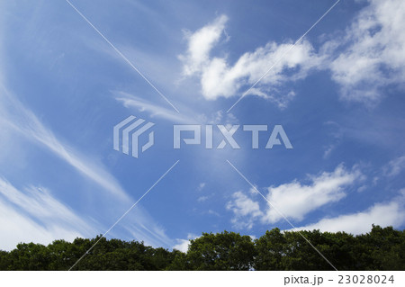 晴天青空と白い雲の背景イメージ建築完成予想図パース素材新緑森の遠景あり横画面 23028024