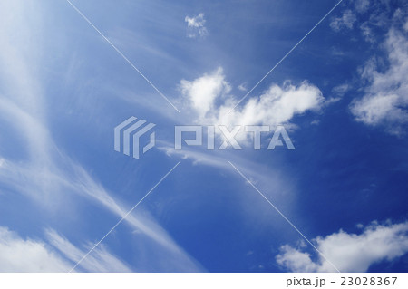 晴天青空と白い雲の背景イメージ完成予想図パース素材縦横 23028367