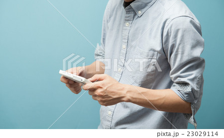 カジュアルシャツの男性・ブルーバック 23029114