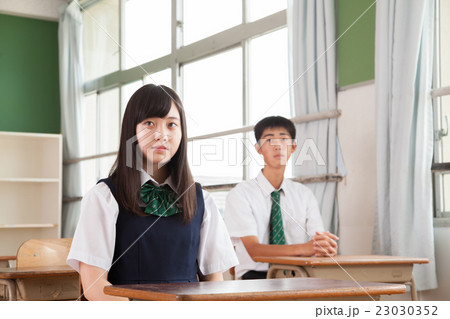 学校の授業　男女 23030352