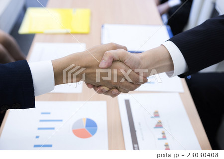 ビジネスイメージ（握手） 23030408