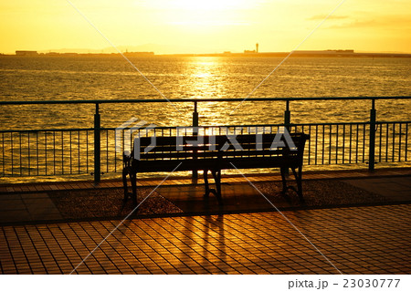 海辺のベンチ(夕暮れ) 海辺のベンチ(夕暮れ) 23030777