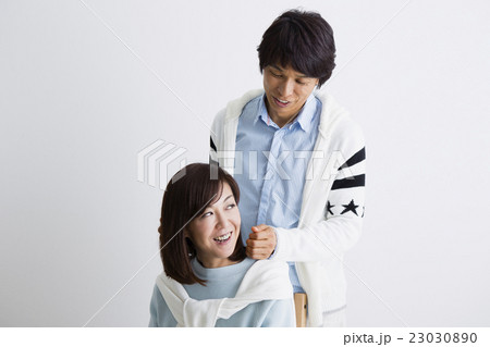 妻の肩をたたく夫 妻の肩をたたく夫 23030890