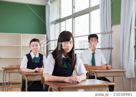 学校の授業　真剣な眼差しの生徒　複数(3人) 23030981