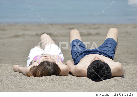 海で寄り添う若いカップル 海で寄り添う若いカップル 23031825