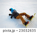 転倒するスノーボーダー 23032635