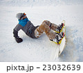 転倒するスノーボーダー 23032639