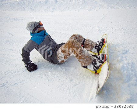 転倒するスノーボーダー 23032639
