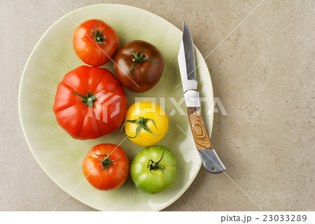 Various heirloom tomatoes 23033289