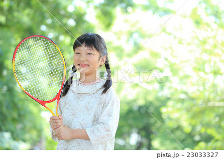 テニスラケットを持つ小学生女子 テニスラケットを持つ小学生女子 23033327