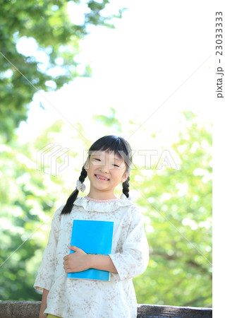 本を持つ小学生女子 23033333