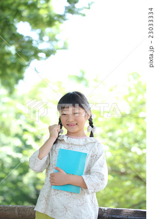 本を持つ小学生女子 23033334