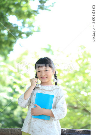 本を持つ小学生女子 23033335