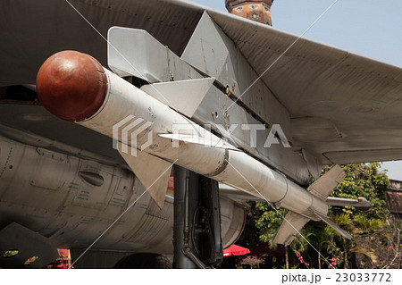 ベトナム ハノイのベトナム軍事歴史博物館に展示されているミグ21戦闘機に搭載されている空対空ミサイル ベトナム ハノイのベトナム軍事歴史博物館に展示されているミグ21戦闘機に搭載されている空対空ミサイル 23033772