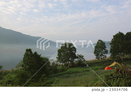 湖畔の風景 23034706