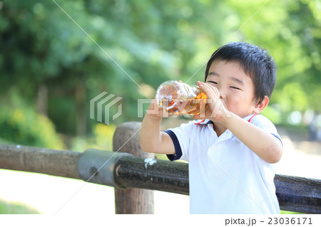 水分補給する幼児 23036171