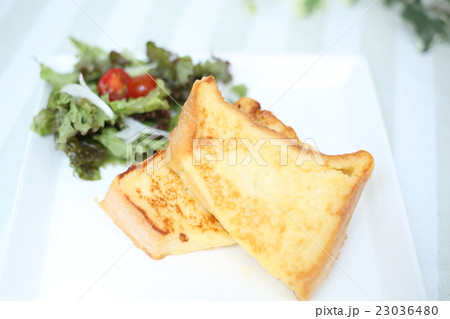 フレンチトーストとサラダ 23036480