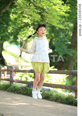 縄跳びをする小学生女子 23036548