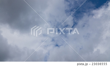 初夏の朝の雲 16:9 23036555