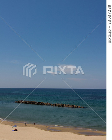 青い海と青い空と親子ずれ 23037289