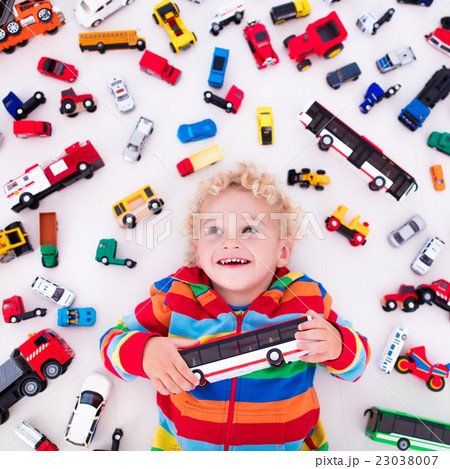 Little boy playing with toy cars 23038007