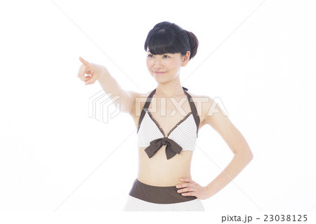 水着 女性 若い女性 白バック ビキニ 水着 女性 若い女性 白バック ビキニ 23038125