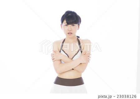 水着 女性 若い女性 白バック ビキニ 水着 女性 若い女性 白バック ビキニ 23038126