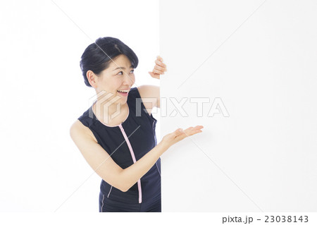 水泳　フィットネス　スイミング　女性　水着　若い女性　白バック 23038143