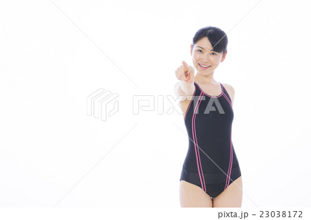 水泳　フィットネス　スイミング　女性　水着　若い女性　白バック 23038172