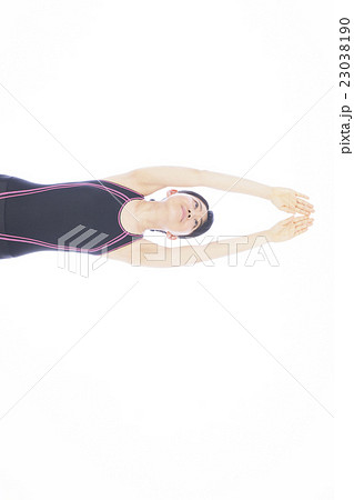 水泳　フィットネス　スイミング　女性　水着　若い女性　白バック 23038190