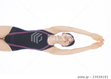水泳　フィットネス　スイミング　女性　水着　若い女性　白バック 23038191