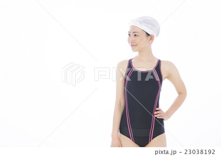 水泳　フィットネス　スイミング　女性　水着　若い女性　白バック 23038192