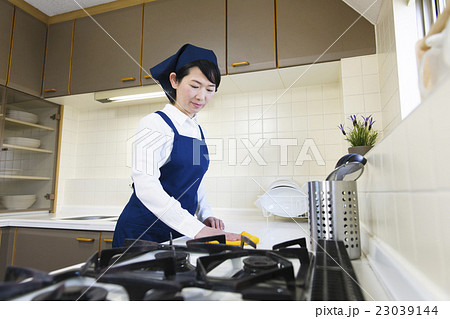 ハウスキーパー　家政婦　介護　女性　家事代行 23039144