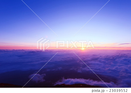 富士山頂の朝日 日本一の日の出の写真素材