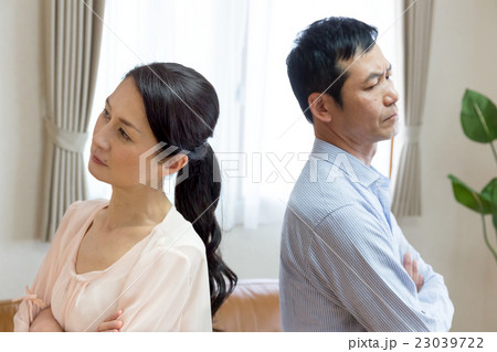 喧嘩する男女 23039722